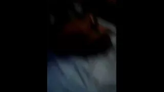 Garota magra com pei ...