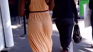 Gata com peitos enor ...