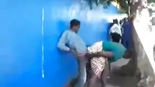 Cara com roupa de co ...
