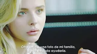 Loira com mamilos pe ...