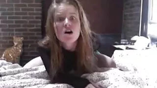 Jovem loira está chu ...